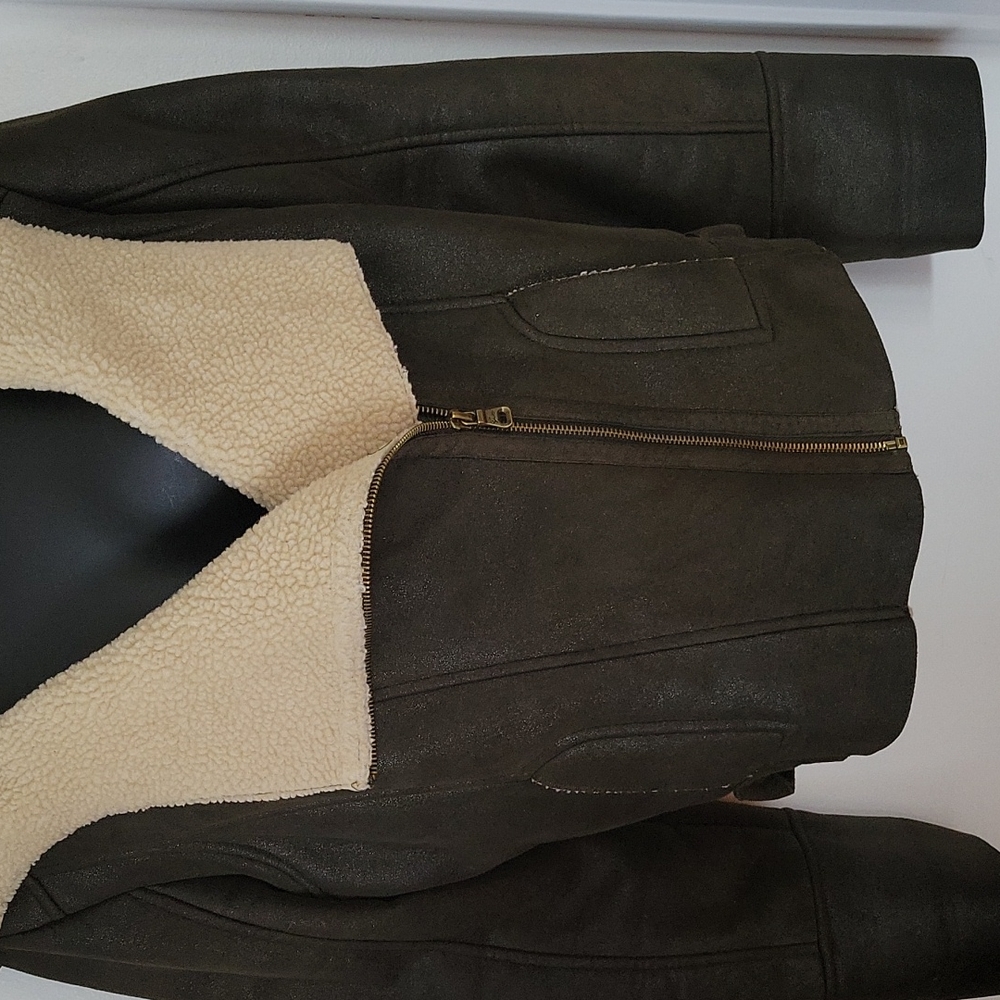 ADORABLE. GUESS SHORT SIDE ZIP COAT - Picture 2 of 12